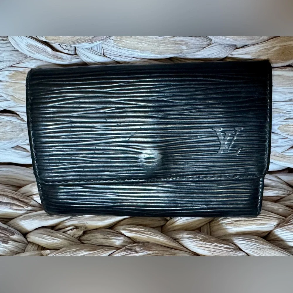 Black leather Louis Vuitton Epi 5 key holder - Picture 1 of 4